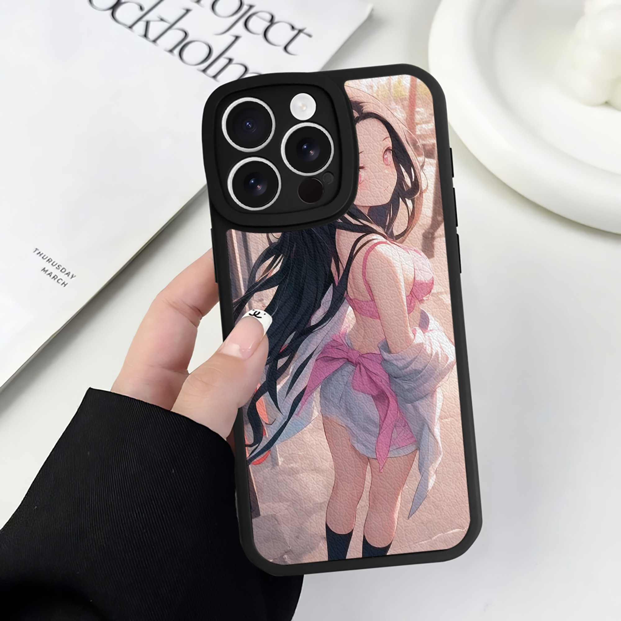 （画像用） 鬼滅の刃（きめつのやいば）竈門 禰󠄀豆子／かまど ねずこ Kamado Nezuko 【iPhone 16シリーズ対応】シリコンスマホケース（レザー調） 材質：シリコン
